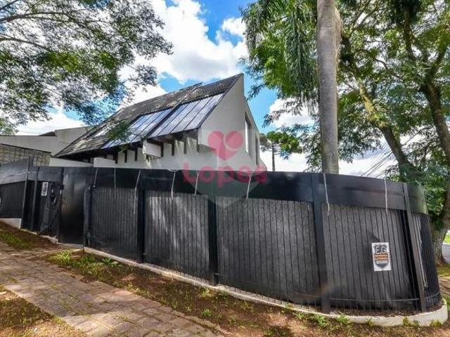 CASA ALTO PADRÃO • 194M² PRIVATIVOS • 3 SUÍTES • BATEL – CURITIBA