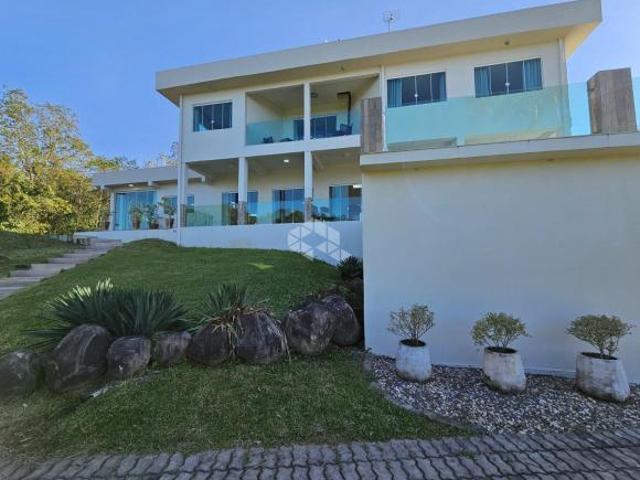 Casa alto padrão, 5 suítes, 8 banheiros, escritório, 5 garagens, piscina, deck, sala de estar, vara