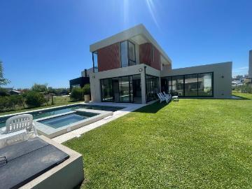 CASA AMOBLADA con PILETA CLIMATIZADA en BARRIO SANTA INES en CANNING