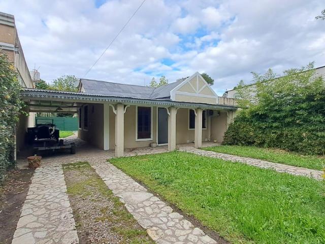 Casa amoblada en alquiler con 3 dormitorios y patio en Ezeiza