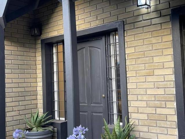 CASA AMOBLADA EN ALQUILER EN CITY BELL DE 3 DORMITORIOS PARQUE Y PILETA