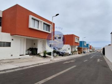 Casa en arriendo en Condominio Socaire, Condominio Los Fundadores - Estacionamiento