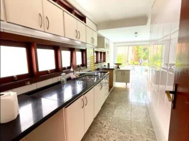 Casa ampla no Alphaville Residencial 5 com piscina e churrasqueira