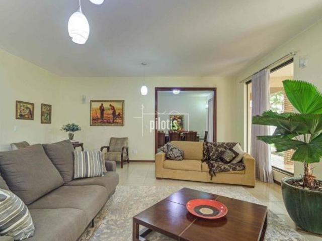 Casa ampla no Jardim Botânico com lazer