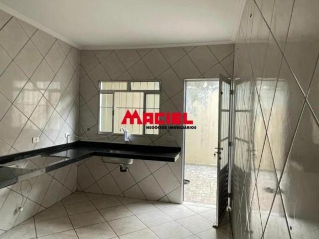 Casa ampla no Jardim Santa Inês 1, com 3 dormitórios, ótima localização