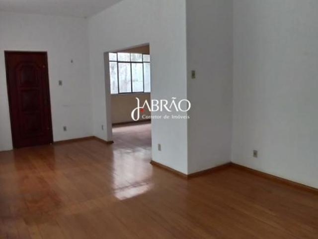 Casa Ampla à Venda na Av. Bias Fortes – Centro de Barbacena, Ideal para Moradia ou Comércio