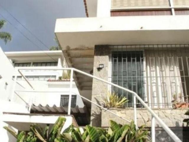 Casa ampla com 420 m², 4 dormitórios, escritório e 4 vagas | Venda e Locação