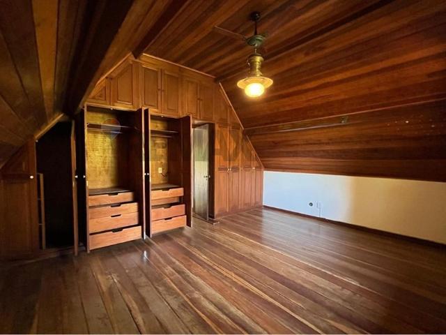 Casa ampla com 4 quartos e 10 vagas para locação na região central de Penedo/RJ