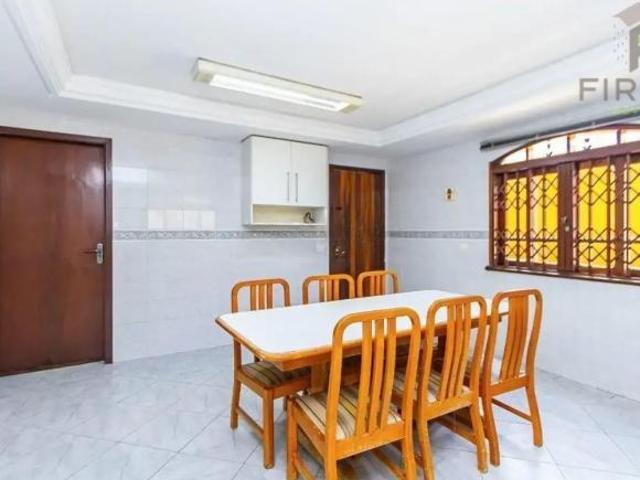 Casa Ampla com 4 Quartos, Edícula e 6 Vagas de Garagem
