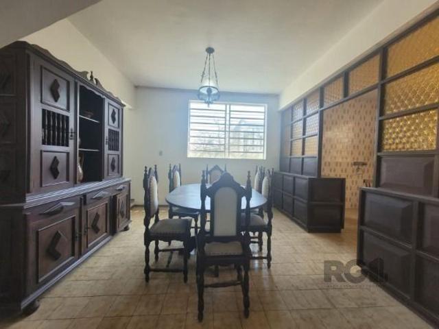 Casa Ampla com 3 Dormitórios e Espaço Gourmet na Tristeza