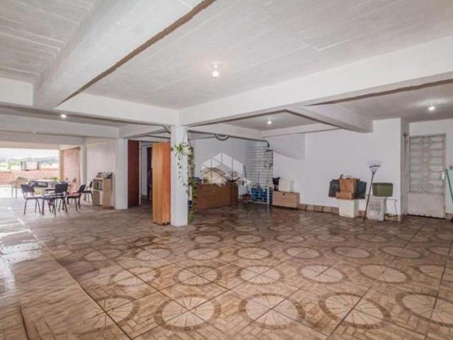 Casa ampla com 3 dormitórios, suíte, piscina e espaço de lazer, em Porto Alegre