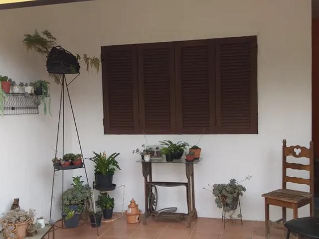 Casa ampla com 3 qts com 2 vagas na garagem
