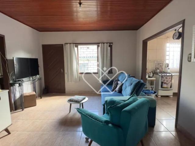 Casa Ampla com 3 Quartos e Pátio Grande no Bairro Caça e Pesca – Excelente Oportunidade!