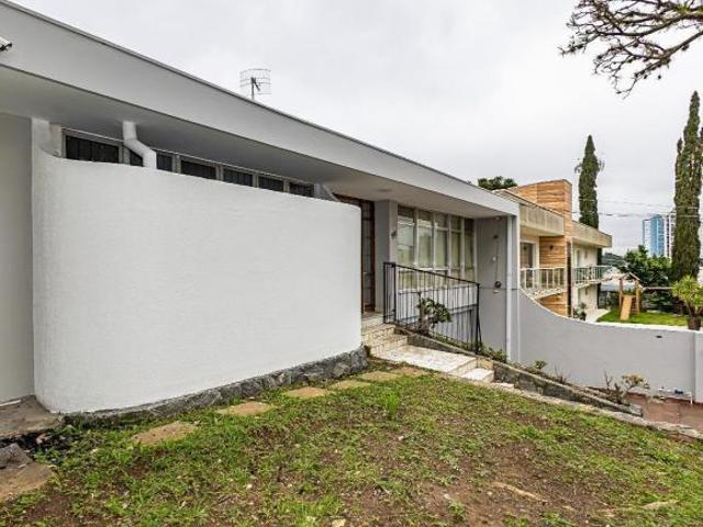 CASA AMPLA COM EDÍCULA À VENDA NO JARDIM BOTÂNICO!