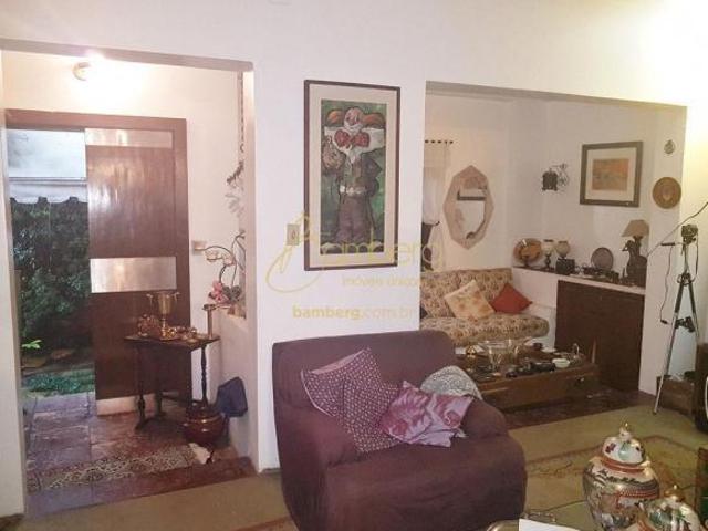 Casa ampla com edícula, 300 m² de terreno, 210 de área útil, 4 vagas de garagem
