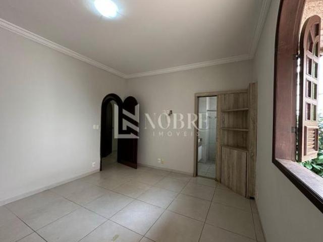 Casa Ampla com Espaço Gourmet e Dependência nos Fundos – Próxima à Avenida Comercial do Bairro