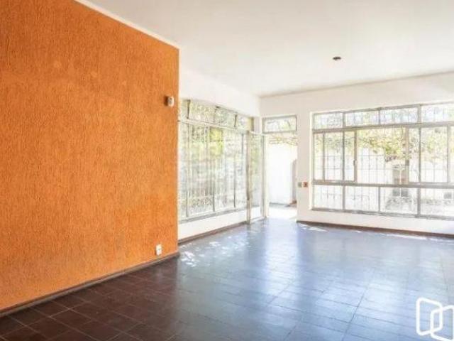 Casa Ampla com Pátio e Excelente Localização no Petrópolis