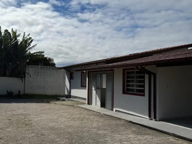 Casa ampla com quintal para Alugar no Centro Histórico de São José/SC