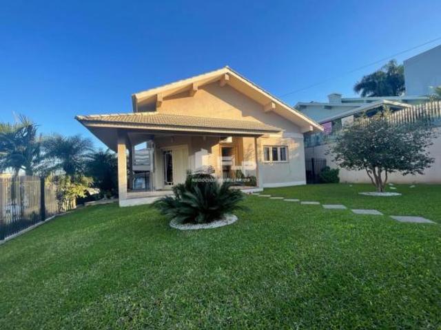 CASA AMPLA DE ESQUINA EM BOM PRINCÍPIO