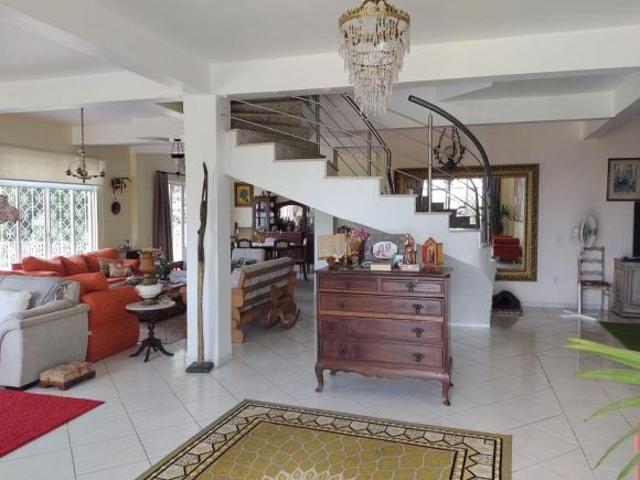 Casa ampla de 04 dormitórios diferenciada!