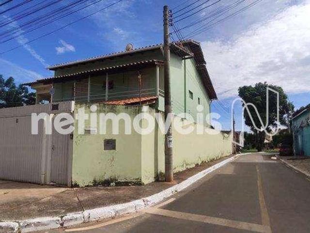 Casa Ampla de 2 Pavimentos na Avenida Rabelo – Frente para Área Verde