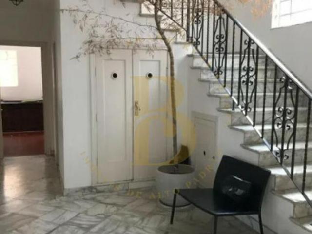 Casa ampla e charmosa á venda com 6 dormitórios e 4 vagas na Vila Madalena