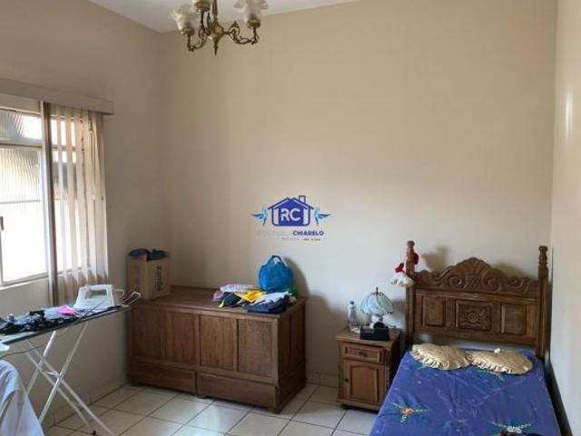 Casa ampla e independente com 3 quartos, sendo uma suíte, 2 salas, 3 banheiros, cozinha, área de ser