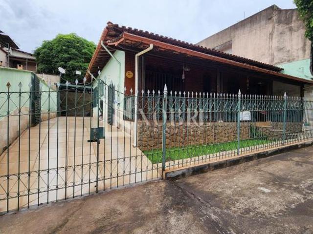Casa Ampla e Linear com 3 Quartos, Jardim Frontal e Espaço Externo Versátil