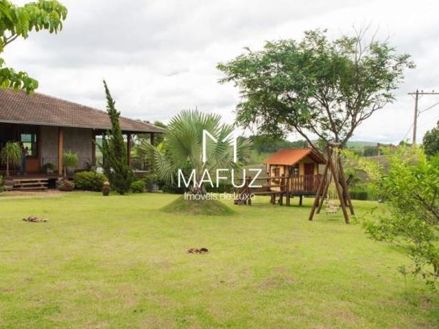 CASA AMPLA E MOBILIADA À VENDA – 3.670M² DE TERRENO, 1 SUÍTE E 2 SEMI SUITES VISTA PANORÂMICA E MUIT