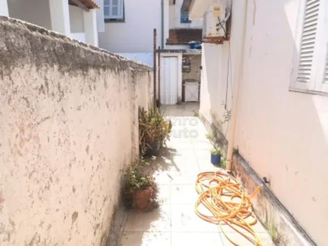 Casa ampla para locação no Centro de Pelotas próxima ao Hospital Universitário São Francisco de Pa