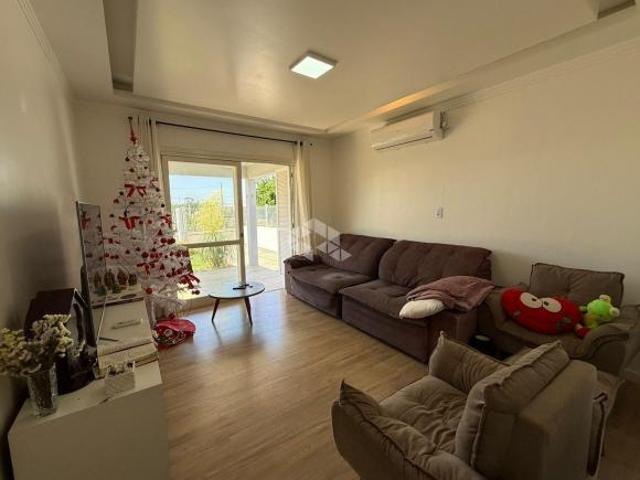 Casa ampla, semimobiliada, com 3 dormitórios e pátio fechado
