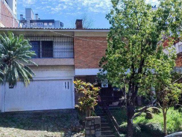 casa ampla, terreno excelente tamanho, localização privilegiada em porto alegre