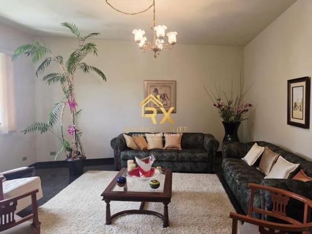 Casa ampla, 4 quartos, sendo 2 suítes, com quintal e muito verde no Jardim Quisisana – a 5 min do ce