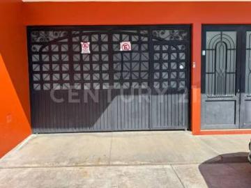 Casa Amplia y muy bien ubicada en la Av Pepe Guizar en Chapala