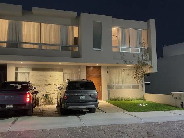 CASA AMPLIA AMUEBLADA EN CAÑADAS DEL LAGO CORREGIDORA
