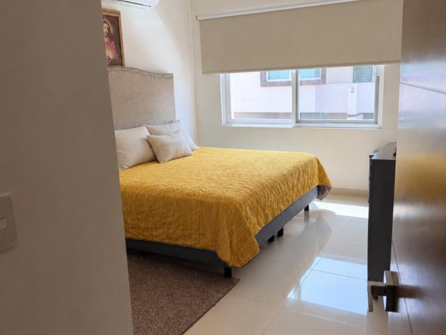 CASA AMPLIA AMUEBLADA EN TRENTO RESIDENCIAL, IRAPUATO