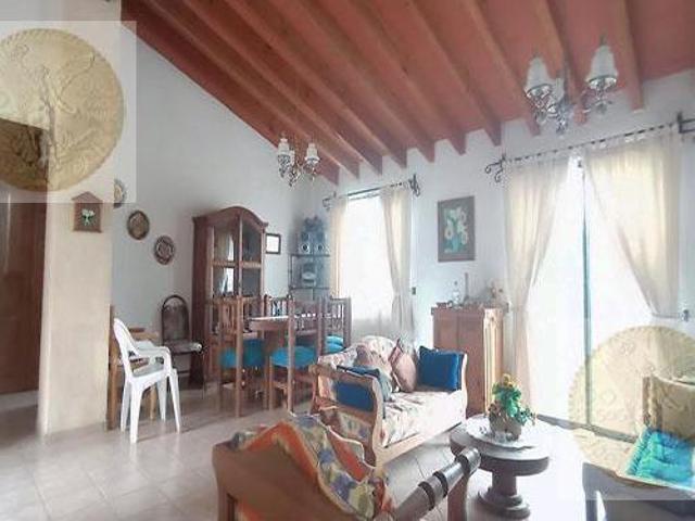 Casa amplia con buen jardín