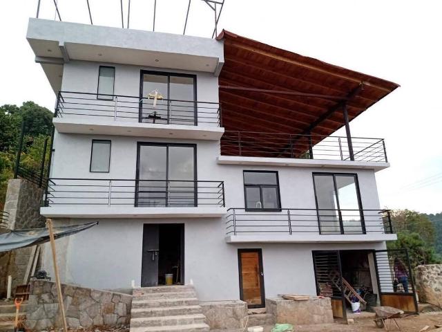 Casa amplia con jard?n y 75% terminada
