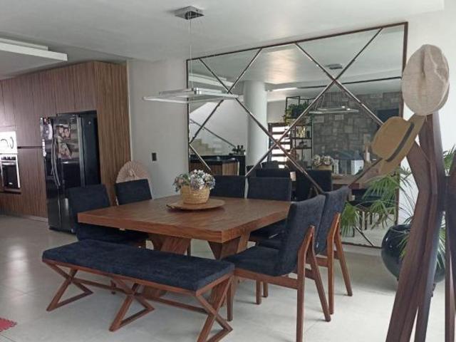Casa amplia con jardín, terraza y paneles solares a 10 minutos del Aeropuerto de Guadalajara