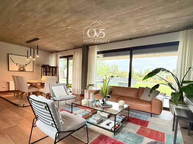 Casa Amplia con Jardín y Piscina Privada 1630 | dormitorios por 25950.00 en Colina