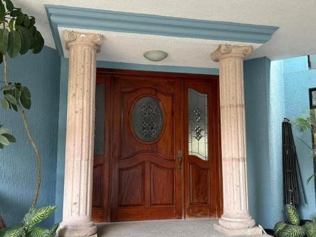 Casa amplia con muy buena ubicación, cerca de CAXA
