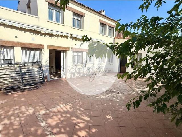 Casa amplia con patio, terraza, garaje para 3 coches y grandes posibilidades Vivienda de 4 dormitorios y 3 baños, con a