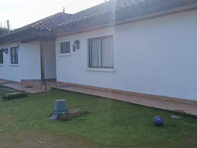 Casa amplia con piscina y areas verdes