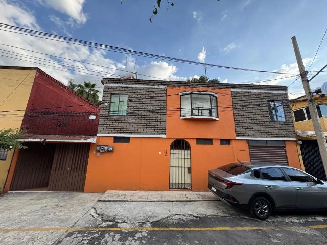 Casa amplia de 6 recámaras en calle privada en Valle Escondido, Tlalpan