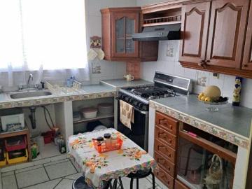 Casa amplia de 3 niveles con 6 a 8 lugares de estacionamiento en excelente ubicación