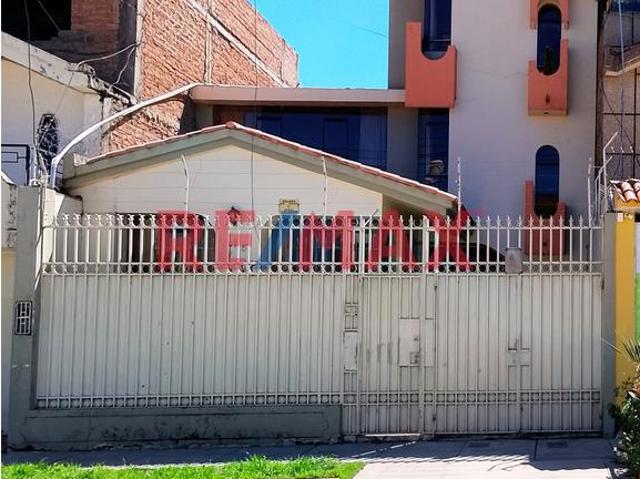 Casa Amplia De 3 Pisos De 160 M² Con Cochera En San Carlos