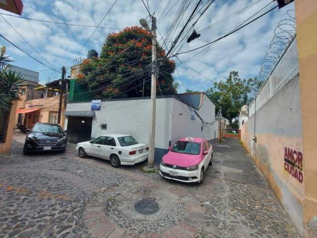 CASA AMPLIA EN TEPEPAN CON 4 REC,3 ESTAC,3 Y 1/2 BAÑO Y TERRAZA