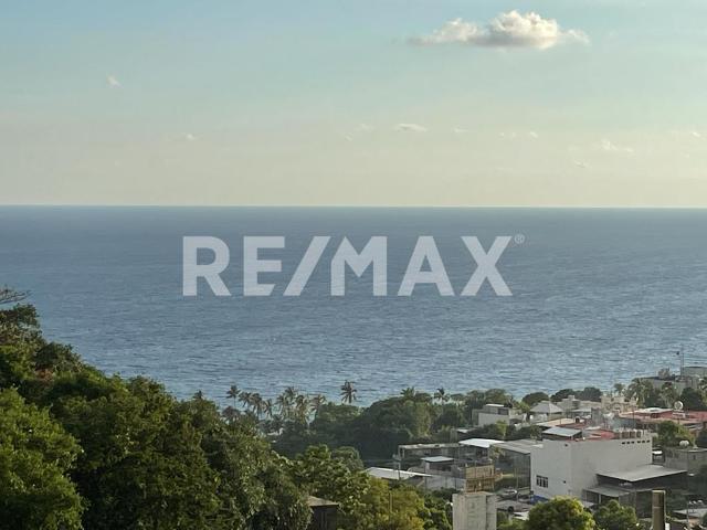 Casa en Venta en Colonia Jardín Acapulco: 5 Recámaras y 3 Pisos por $1.6 MDP Casa Grande Pasos de la Avenida Principal