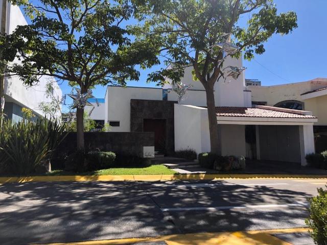 Casa amplia en Venta en Loma Real Zapopan