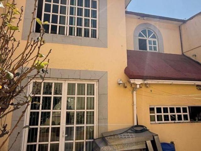 Casa amplia en venta Jardines de San Mateo potencial para actualizar